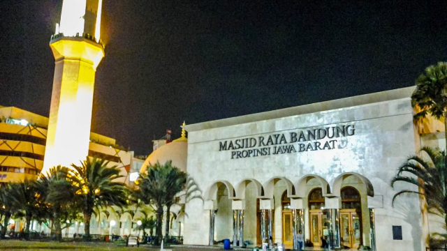 Kemegahan Masjid Raya Bandung Megah Berdesain Gaya Arab