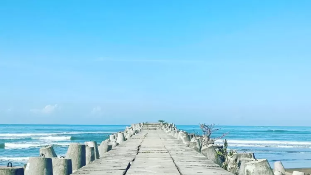 Kecantikan Panorama Pantai Ayah yang Mempesona di Kebumen